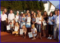 alle weiblichen Pokalsieger, von  links Julius Nardai, Abteilungsleiter des TuS Mitterfelden, G&uuml;nter Ufertinger, 1. Vorsitzender TuS Mitterfelden, Landrat Georg Grabner, rechts B&uuml;rgermeister Hans Eschlberger, daneben TuS-Tennis-Sportwart Robert Kreppold