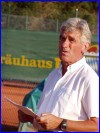 Bei der Ansprache zur Siegerehrung der Jugend-Tennis-Kreismeisterschaft  der Vorsitzende der Kreisinitiative Tennis BGL, Heinrich H&auml;fner aus Feldkirchen